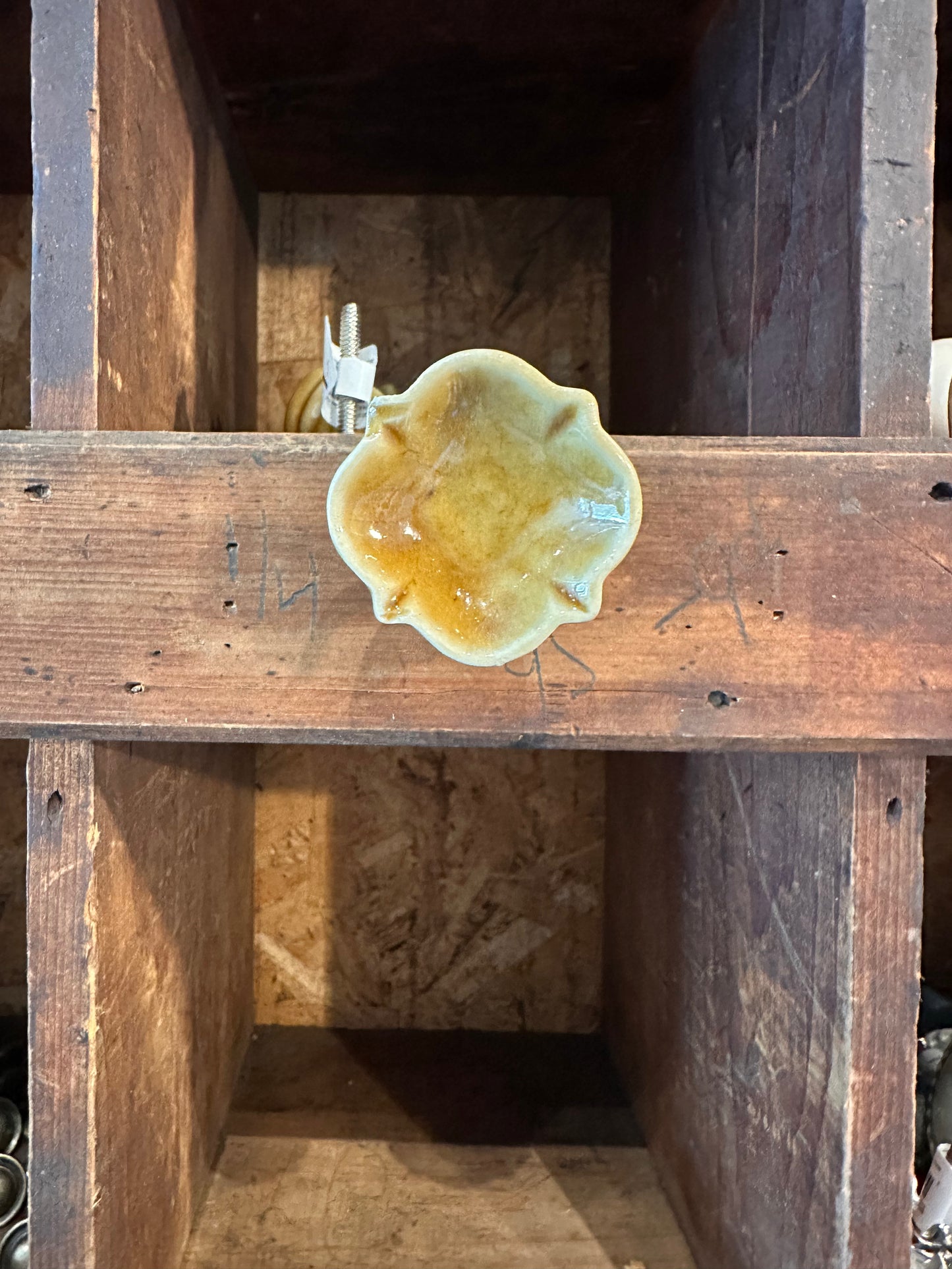 Arabesque Mustard Knob