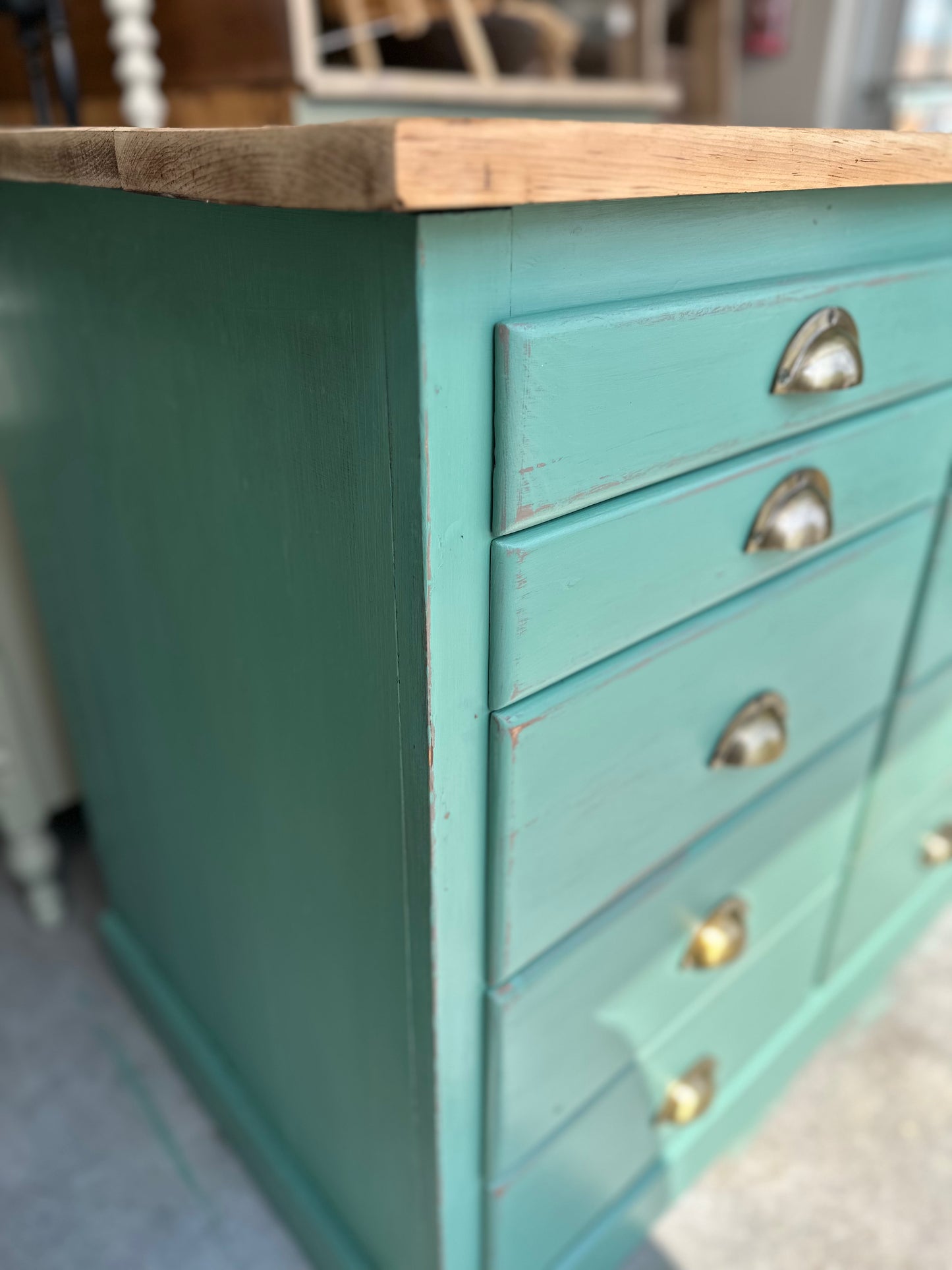 Multi drawer storage unit