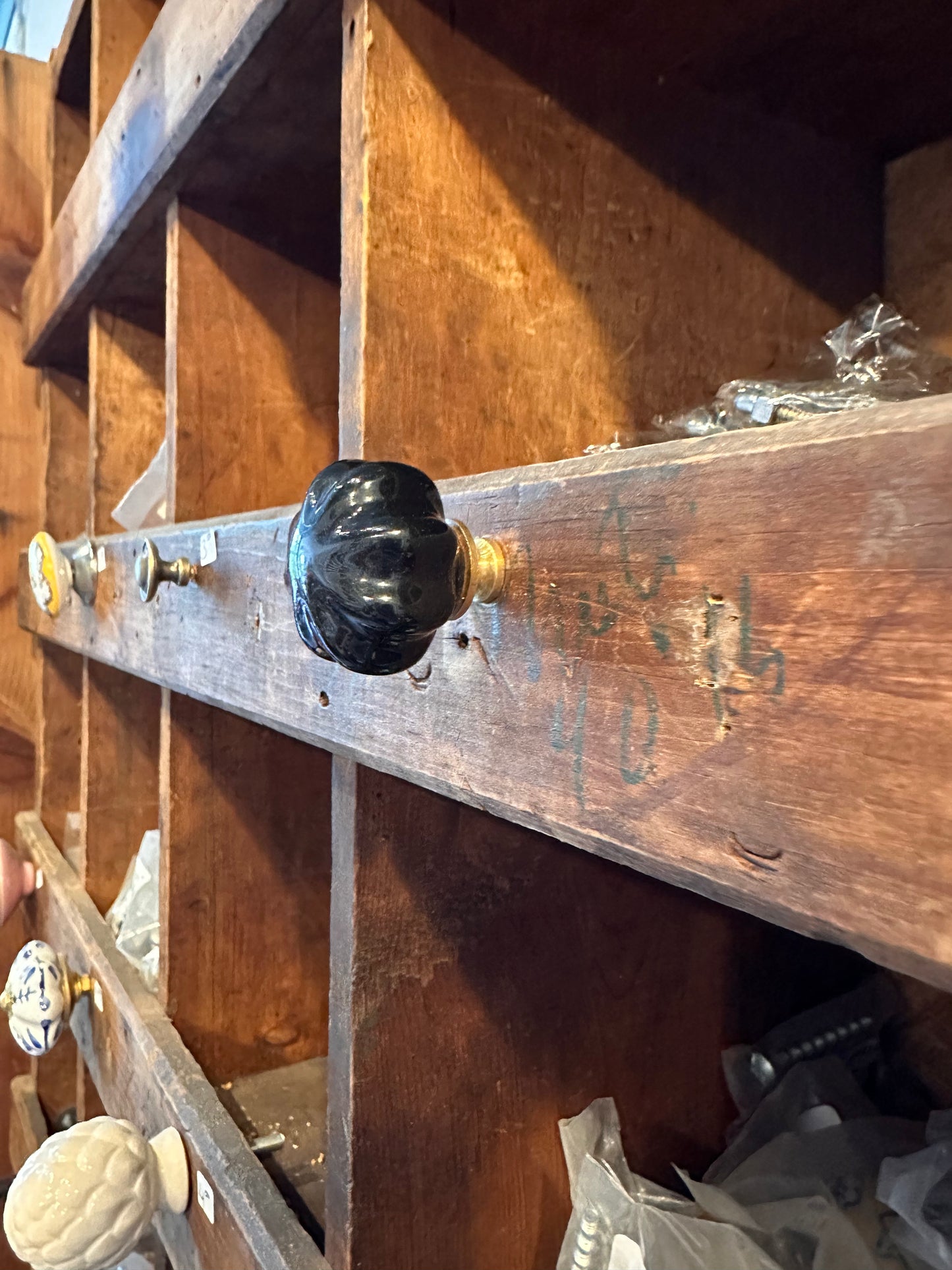 Black Ceramic Scallop Knob