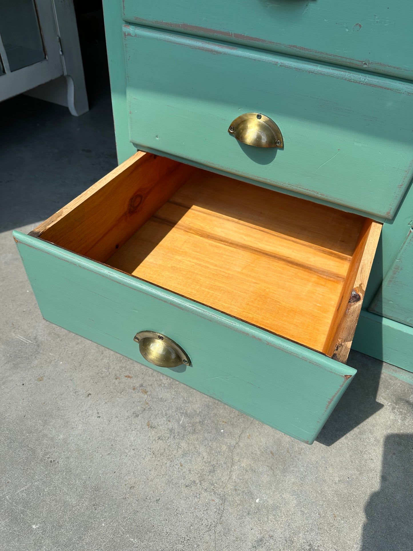 Multi drawer storage unit