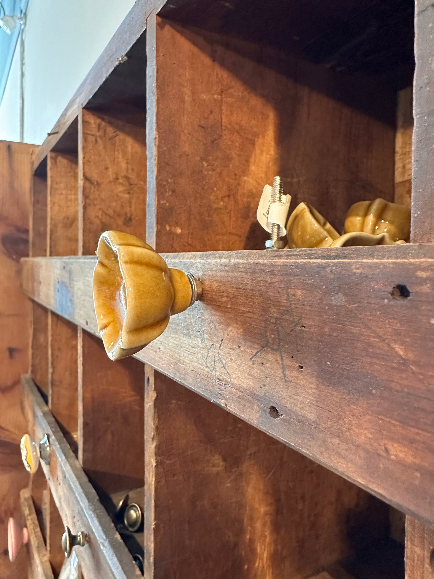 Arabesque Mustard Knob