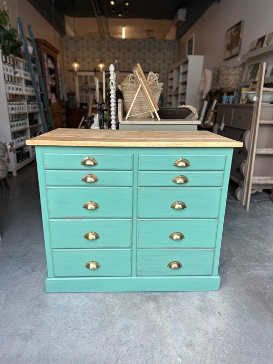 Multi drawer storage unit