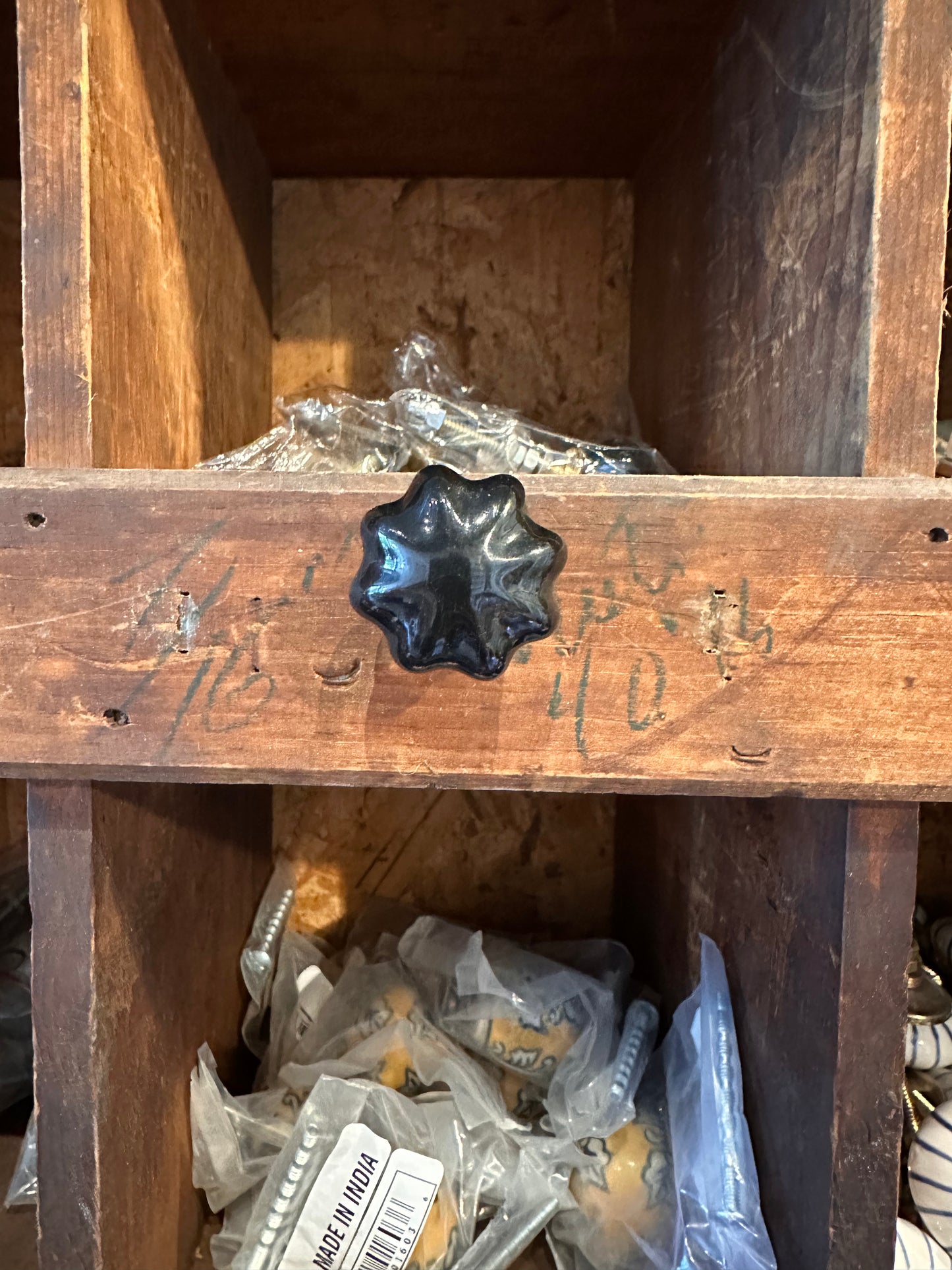 Black Ceramic Scallop Knob